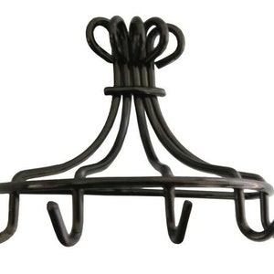 Op de afbeelding: Een zwarte metalen pottenrek met een decoratief bovendeel en zes haken.