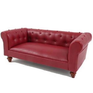 Chesterfield rouge classique pour maison de poupée à l'échelle 12