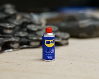 WD40 für Puppenhäuser im Maßstab 1:12