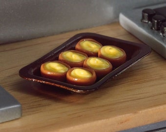 12 スケールのドールハウス用ベーキングトレイに載ったヨークシャープディング