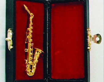 Messing Alt Saxophon im schwarzen Koffer für 12th Scale Puppenhaus