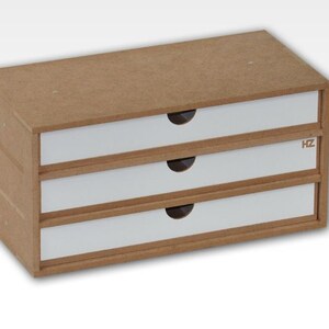 Op de afbeelding: Een houten lade organizer met drie laden. De laden zijn wit en de organizer is bruin. De organizer heeft de letters "HZ" aan de zijkant gedrukt.