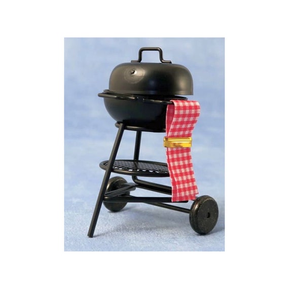 Set Barbecue In Miniatura Scala 1:12 Per Casa Delle Bambole – 9 Accessori In Metallo – Modello Griglia, Spiedini, Bistecca E Spezie - 4