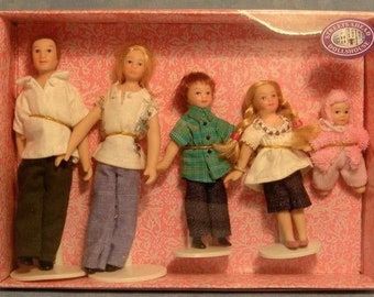 Poseable 5 Piece Casual Family for 12th Scale Dolls House