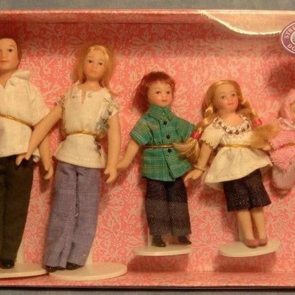 Poseable 5 Piece Casual Family for 12th Scale Dolls House