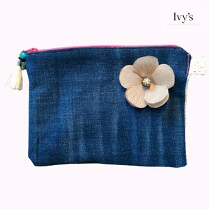 Etui van denim stof met bloem, handgemaakt door StudioIvys