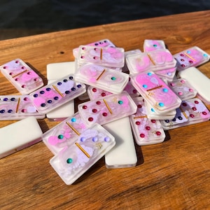 Juego de dominó de resina hecho a mano – &quot;Cielos de Algodón de Azúcar&quot;. Regalo para cumpleaños, bodas y juegos.