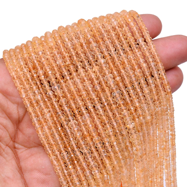 Pode incluir: Um fio de contas de citrino laranja. As contas s&atilde;o facetadas e t&ecirc;m uma apar&ecirc;ncia transl&uacute;cida. O fio mede aproximadamente 40 cm de comprimento.