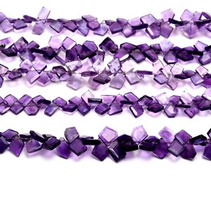 Peut inclure: Un brin de perles de pierres précieuses d'améthyste violettes, chaque perle est facetée et a une forme carrée.