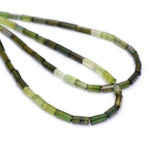 Peut inclure: Un brin de perles de tourmaline verte, chaque perle est de forme tubulaire rectangulaire facetée.