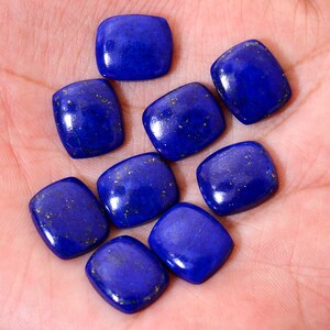 Op de afbeelding: Negen gepolijste lapis lazuli stenen in een vierkante vorm met een diepblauwe kleur en gouden vlekken.