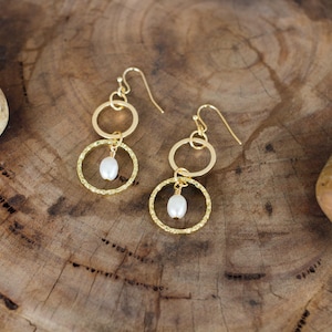 Süßwasser Perle Tropfen Ohrringe, Perle Creolen, Boho Statement Schmuck, handgemachte Gold Ohrringe, Hochzeit am Strand, Geschenk für Sie