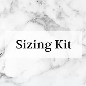 Puede incluir: Fondo de mármol blanco con un rectángulo blanco que contiene el texto "Sizing Kit" en negro.