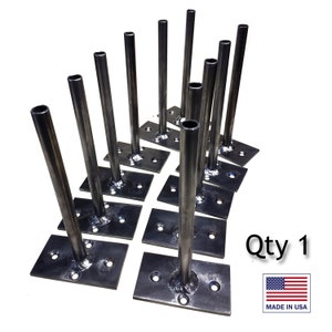 Puede incluir: Un conjunto de 12 soportes de pared de metal con una base rectangular y un tubo vertical. Los soportes están hechos en los Estados Unidos.  Qty 1.