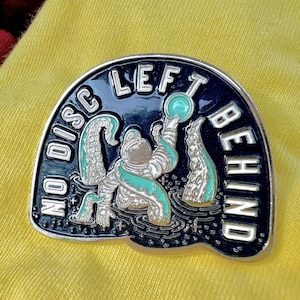 No Disc Left Behind Disc Golf Pin™ - High Quality Hard Enamel Pin, Disc Golf Gift
