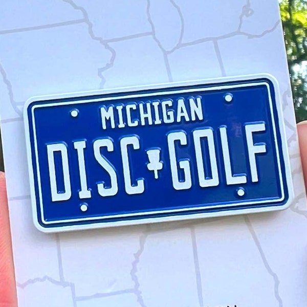 Plaque d'immatriculation vintage du Michigan Disc Golf Pin™ - Épingle en émail dur de haute qualité