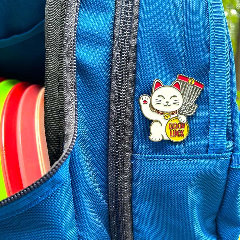 Spilla da Disc Golf "Gatto Portafortuna"™ - Spilla in smalto duro di ...