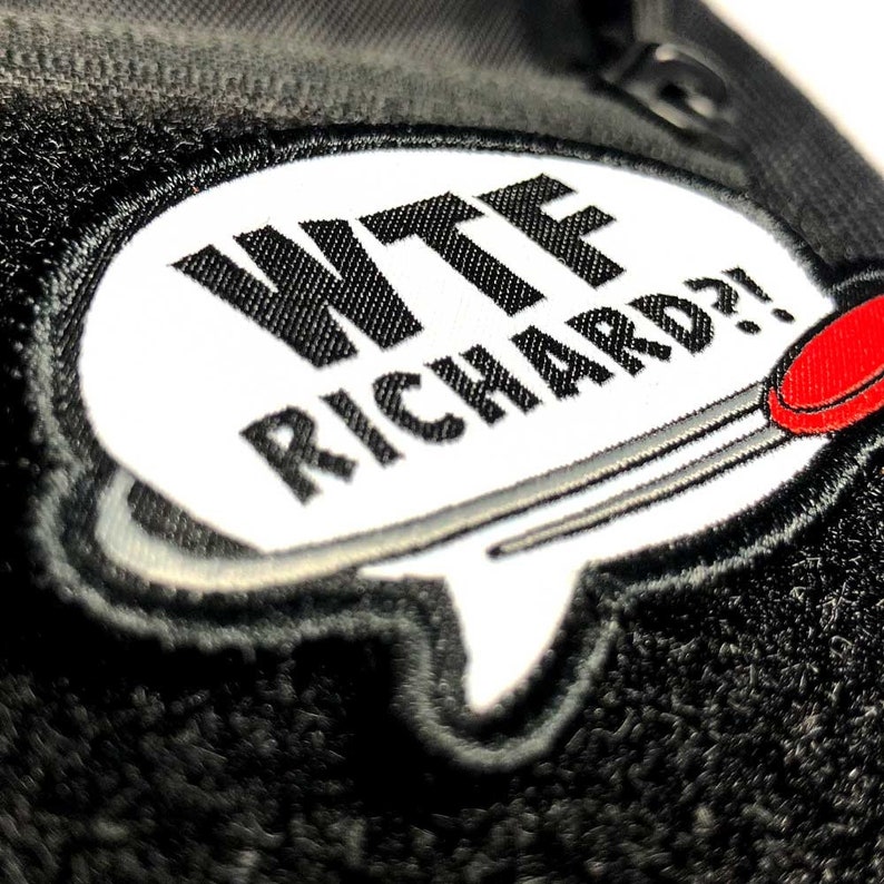 Pode incluir: Um remendo bordado branco e preto com um bal&atilde;o de fala que diz "WTF Richard?!" em texto preto. O bal&atilde;o de fala tem uma agulha vermelha e preta saindo dele.