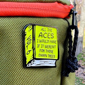 Pin de disc golf Book of ALMOST Aces™ - Pin de esmalte duro de alta calidad