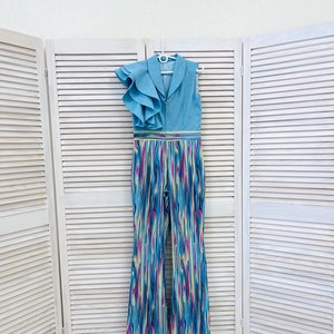 Blau gestreifter Mädchen-Jeansoverall mit Rüschen