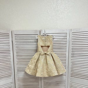 Goudbrokaat verkiezingsjurk meisjes: cocktailoutfit open rug