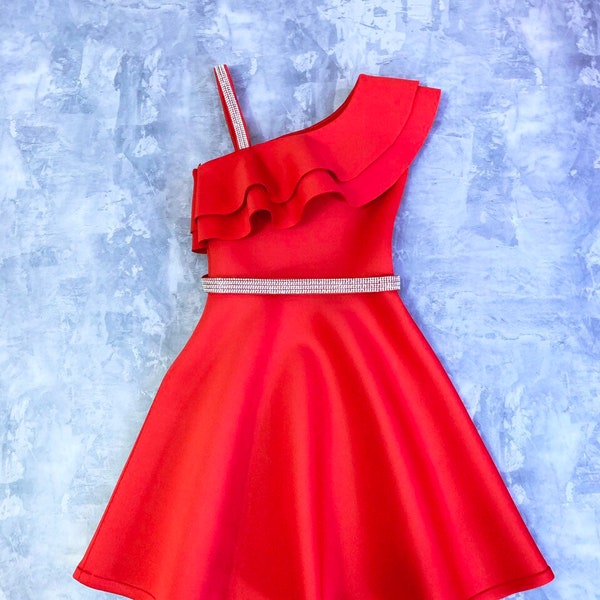 Rode jurk van neopreen met ruches: cocktailoutfit met strass riem voor meisjes