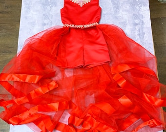 Abito da concorso con strass rossi: strascico in tulle, tutina in raso