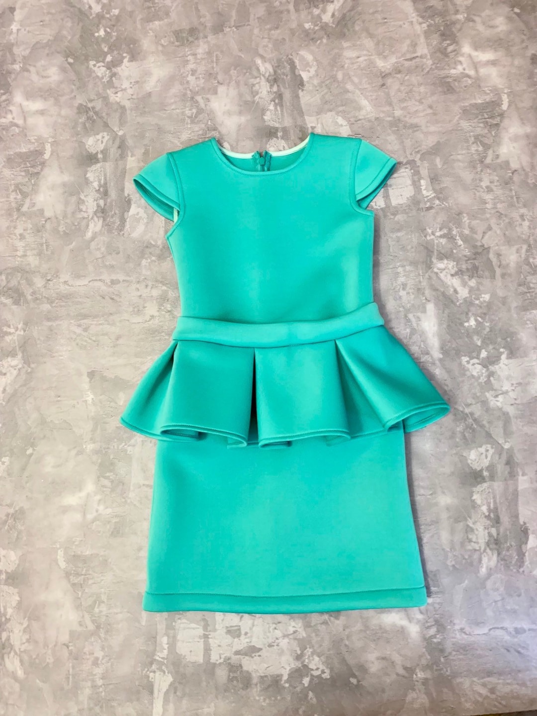 Vestido peplum de neopreno color turquesa menta: atuendo para