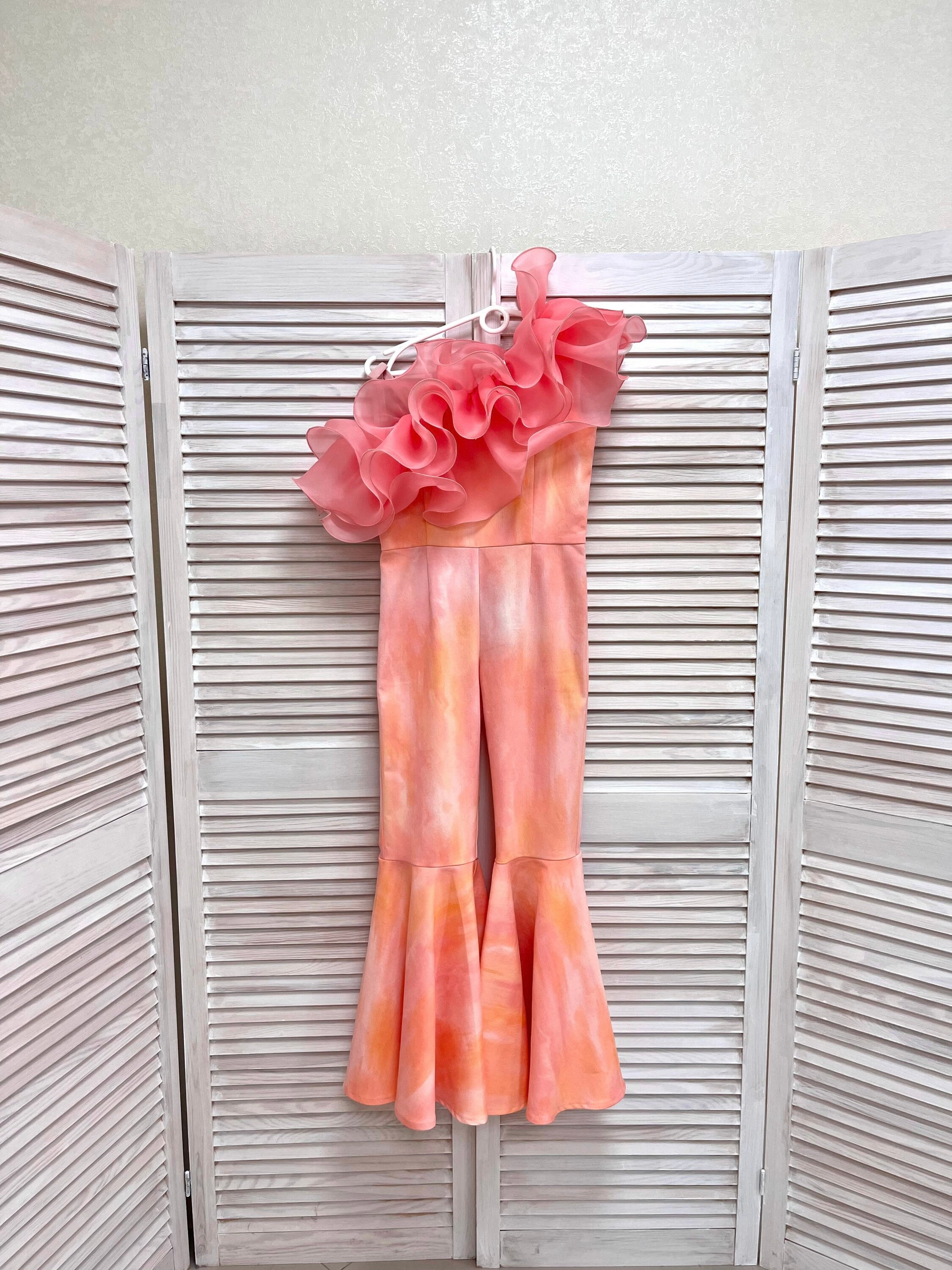 Macacão jeans tie-dye coral quente com babados de organza/roupa casual para meninas/roupa casual para concurso/roupa tie-dye/roupa personalizada para concurso