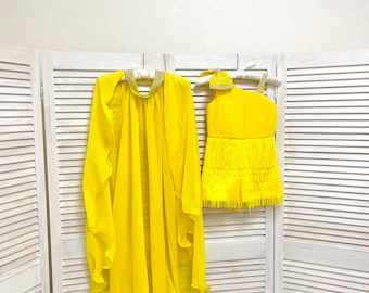 Abito da concorso con frange gialle: tutina con strass e strascico in chiffon