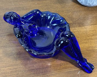 Jabonera/bolsillo de baratijas de cristal azul cobalto vintage con figura de mujer reclinada Mosser