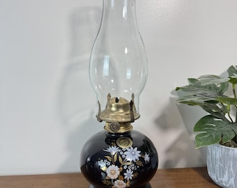 Vintage lamplicht boerderijen olielamp kerosine lantaarn zwarte bloemen glazen schoorsteen