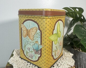 Caja de metal vintage de Princeton Industries con diseño floral de mariposas y recipiente de almacenamiento.