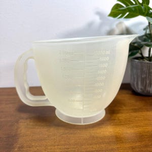 Tupperware Plastic Mix-N-Stor Measuring Pitcher Bowl 2 Quart 8 Cup D Handle