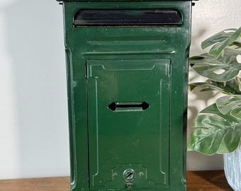 Vintage P.M. Co. Green Metal Wall Mount Mailbox Lockable Letter Box USA Made
