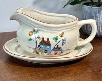 Salsiera e piattino in gres stile rustico, modello Heartland, della linea Vintage International China.