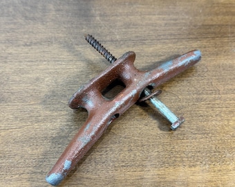 Cornamusa de hierro fundido antigua para barcos, herrajes náuticos antiguos, pintura roja desconchada