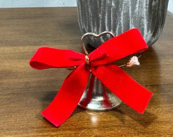 Adorno navideño vintage de campana plateada con cinta roja de terciopelo de 5 cm