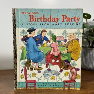 Puede incluir: Un libro infantil vintage titulado "Mr. Wigg's Birthday Party: A Story from Mary Poppins". La portada presenta una ilustración de una escena de fiesta de cumpleaños con varios personajes alrededor de una mesa. El libro es un "Little Golden Book."