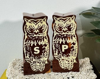 Salero y pimentero de madera vintage con forma de búho, recuerdo de Lake George, NY, mediados de siglo.