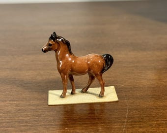 Figura de caballo miniatura vintage de Hagen Renaker, de cristal marrón.