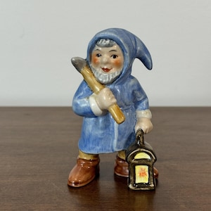 Goebel Gruvarbetare Gnome Dvärgfigur Pickaxe Lykta Blå Kappa Vintage Samlarobjekt