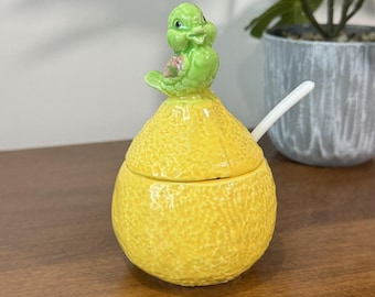 Azucarero de cerámica vintage con limón y pájaro, con tapa y cuchara. Estilo kitsch y caprichoso.