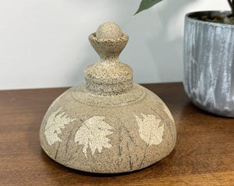 Lámpara de aceite de cerámica vintage hecha a mano con diseño de hojas moteadas.