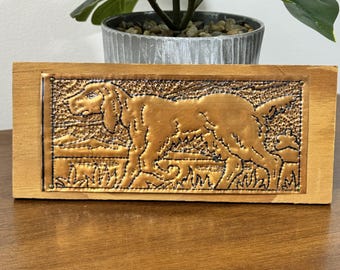 Vintage koperen reliëfhond plaquette op hout gemonteerde jachthond retriever setter
