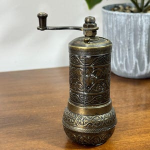 Molinillo de pimienta manual con manivela, acabado de latón antiguo ornamentado, molinillo de especias de 5"