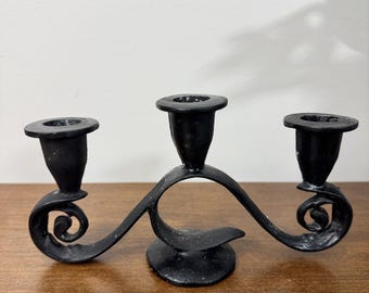 Candelabro vintage in ghisa nera a 3 bracci, decorazione rustica.
