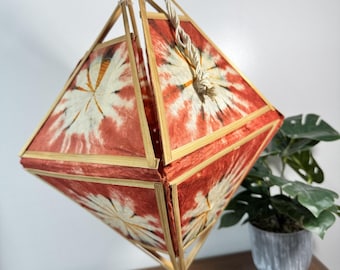 Lanterna di carta Boho rossa tie-dye con cornice in bambù, decorazione da appendere pieghevole