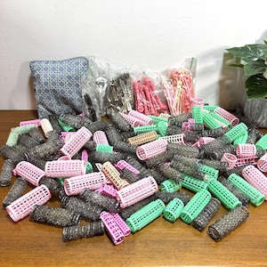 Vintage hårrullar, locktänger, borste, nät, tråd, parti om 145 med extra nålar och klämmor