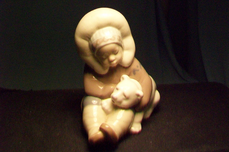 LLadro Eskimo Figurine With A Polar Bear Cub